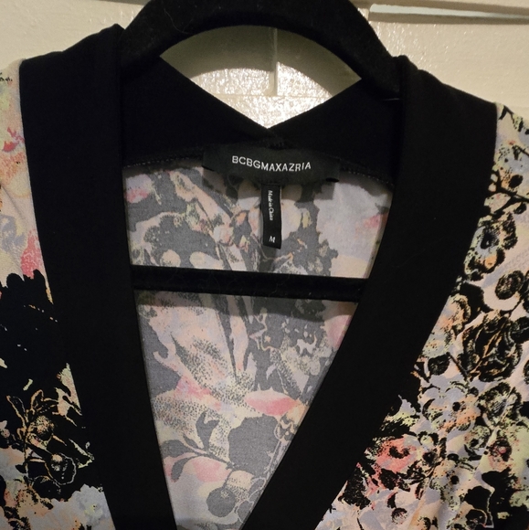 BCBG MAX AZARIA Kamono!   size medium but can fit a large. It's a tie wrap!! - Picture 2 of 2